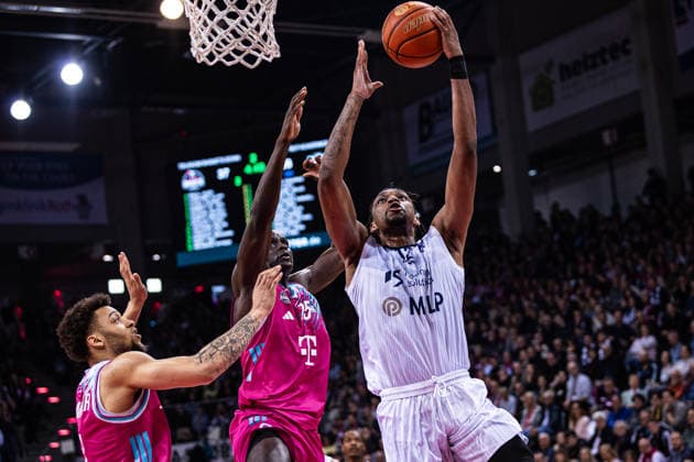 Sport Bilder des Tages easyCredit Basketball Bundesliga: Telekom Baskets Bonn - MLP Academics Heidelberg; 02.04.2026 Osun Osunniyi (MLP ACADEMICS HEIDELBERG 12) gegen Kur Jongkuch (Telekom Baskets Bonn 15) und Alijah Comithier (Telekom Baskets Bonn 2) - easyCredit Basketball Bundesliga: Telekom Baskets Bonn - MLP Academics Heidelberg; 02.04.2026, Telekom Dome Bonn *** easyCredit Basketball Bundesliga Telekom Baskets Bonn MLP Academics Heidelberg 02 04 2026 Osun Osunniyi MLP ACADEMICS HEIDELBERG 12 against Kur Jongkuch Telekom Baskets Bonn 15 and Alijah Comithier Telekom Baskets Bonn 2 easyCredit Basketball Bundesliga Telekom Baskets Bonn MLP Academics Heidelberg 02 04 2026, Telekom Dome Bonn Copyright: xBEAUTIFULxSPORTS Derixx