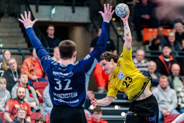 f l Leon Grabenstein TuS N Luebbecke, 32 , Jannes Krone HSC 2000 Coburg, 23 GER, TuS N Luebbecke vs HSC 2000 Coburg, Handball, 2 Bundesliga, Matchday 26, Season 2025 2026, 02 04 2026 GER, TuS N Luebbecke vs HSC 2000 Coburg, Handball, 2 Bundesliga, Matchday 26, Season 2025 2026, 02 04 2026 Luebbecke Copyright: xEibner-Pressefoto JanxRollingerx EP_JSK