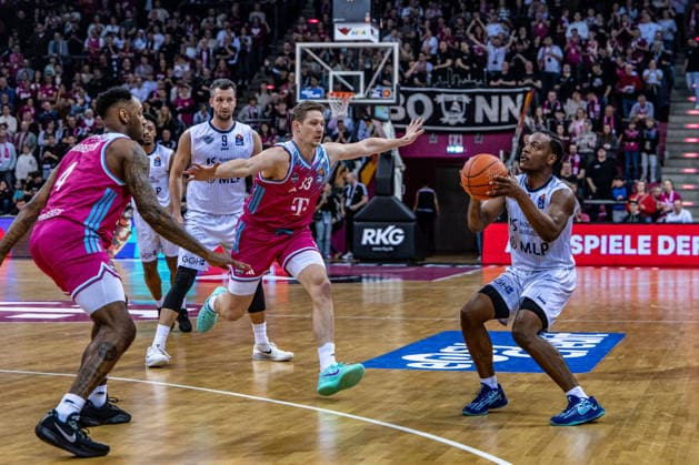 DJ Damariae Horne MLP Academics Heidelberg, 00 vs Patrick Heckmann Telekom Baskets Bonn, 33 , Paul Zipser MLP Academics Heidelberg, 09 , Jeff Garrett Jr Telekom Baskets Bonn, 04 Telekom Baskets Bonn vs MLP Academics Heidelberg, Basketball, easy Credit BBL, 27 Matchday, 2025 2026, 02 04 2026 Telekom Baskets Bonn vs MLP Academics Heidelberg, Basketball, easy Credit BBL, 27 Matchday, 2025 2026, 02 04 2026 Bonn Copyright: xEibner-Pressefoto GerhardxWingenderx EP_GWR
