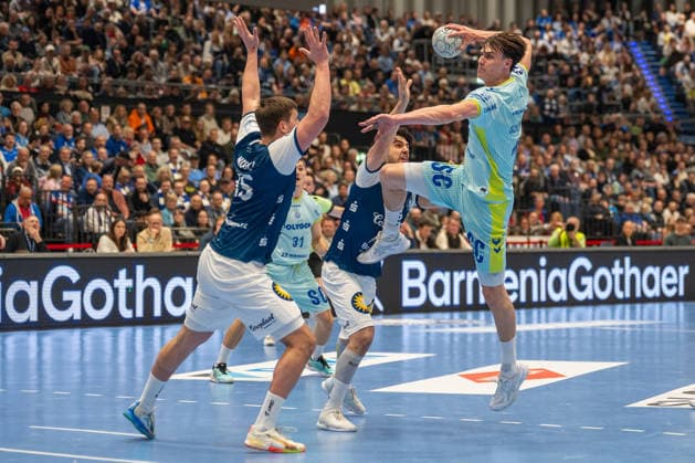 duel between Lars Mitchell Kooij Bergischer HC 06, 15 , Eloy Morante Maldonado Bergischer HC 06, 33 and Julian Koester VfL Gummersbach, 07 Bergischer HC vs VfL Gummersbach, Handball, DAIKIN HBL, Matchday 27, Season 2025 2026, 02 04 2026 Bergischer HC vs VfL Gummersbach, Handball, DAIKIN HBL, Matchday 27, Season 2025 2026, 02 04 2026 Duesseldorf Copyright: xEibner-Pressefoto ThomasxHaeslerx EP_THR