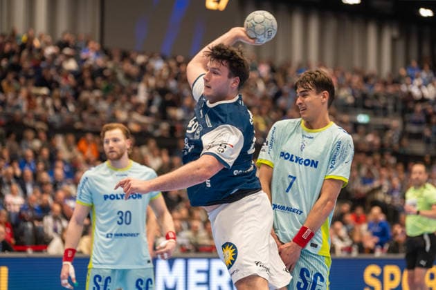 Aron Seesing Bergischer HC 06, 49 comes to throw against Julian Koester VfL Gummersbach, 07 Bergischer HC vs VfL Gummersbach, Handball, DAIKIN HBL, 27 Matchday, Season 2025 2026, 02 04 2026 Bergischer HC vs VfL Gummersbach, Handball, DAIKIN HBL, 27 Matchday, Season 2025 2026, 02 04 2026 Duesseldorf Copyright: xEibner-Pressefoto ThomasxHaeslerx EP_THR