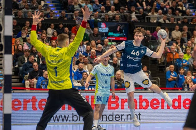 Julian Fuchs Bergischer HC 06, 46 comes to throw against Dominik Kuzmanović VfL Gummersbach, 01 Bergischer HC vs VfL Gummersbach, Handball, DAIKIN HBL, Matchday 27, Season 2025 2026, 02 04 2026 Bergischer HC vs VfL Gummersbach, Handball, DAIKIN HBL, Matchday 27, Season 2025 2026, 02 04 2026 Duesseldorf Copyright: xEibner-Pressefoto ThomasxHaeslerx EP_THR