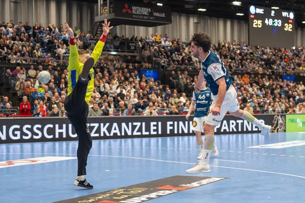 Eloy Morante Maldonado Bergischer HC 06, 33 overcomes Dominik KuzmanoviÄ‡ VfL Gummersbach, 01 Bergischer HC vs VfL Gummersbach, Handball, DAIKIN HBL, 27 Matchday, Season 2025 2026, 02 04 2026 Bergischer HC vs VfL Gummersbach, Handball, DAIKIN HBL, 27 Matchday, Season 2025 2026, 02 04 2026 Duesseldorf Copyright: xEibner-Pressefoto ThomasxHaeslerx EP_THR