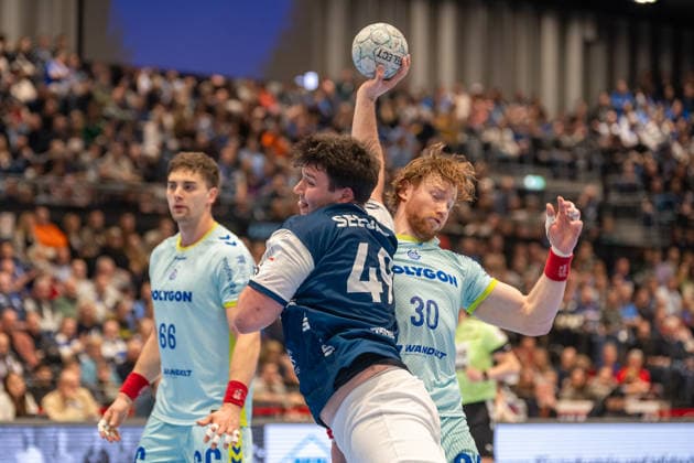 Duel between Aron Seesing Bergischer HC 06, 49 and Tom Kiesler VfL Gummersbach, 30 Bergischer HC vs VfL Gummersbach, Handball, DAIKIN HBL, Matchday 27, Season 2025 2026, 02 04 2026 Bergischer HC vs VfL Gummersbach, Handball, DAIKIN HBL, Matchday 27, Season 2025 2026, 02 04 2026 Duesseldorf Copyright: xEibner-Pressefoto ThomasxHaeslerx EP_THR