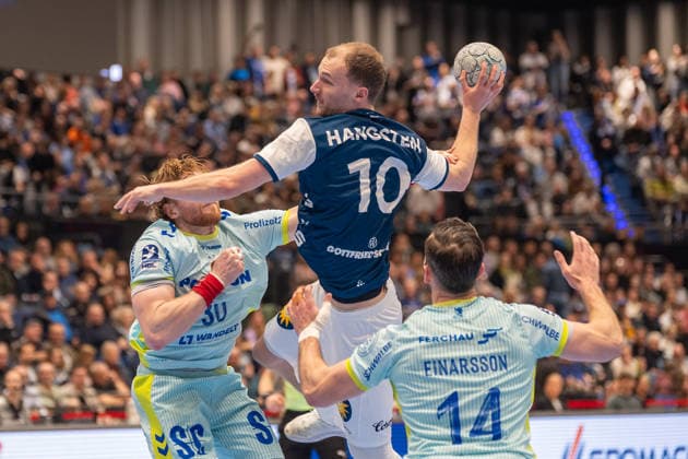 Duel between Tom Kiesler VfL Gummersbach, 30 , Fynn Hangstein Bergischer HC 06, 10 and Teitur Oern Einarsson Vfl Gummersbach, 14 Bergischer HC vs VfL Gummersbach, Handball, DAIKIN HBL, Matchday 27, Season 2025 2026, 02 04 2026 Bergischer HC vs VfL Gummersbach, Handball, DAIKIN HBL, Matchday 27, Season 2025 2026, 02 04 2026 Duesseldorf Copyright: xEibner-Pressefoto ThomasxHaeslerx EP_THR
