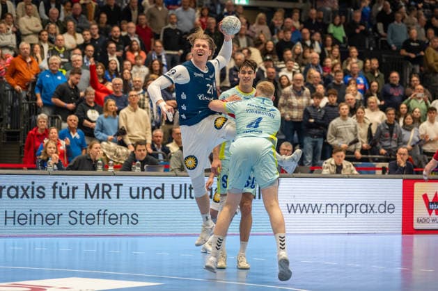 duel between Kim Voss Fels Bergischer HC 06, 21 and Ellidi Snaer Vidarsson VfL Gummersbach, 04 Bergischer HC vs VfL Gummersbach, Handball, DAIKIN HBL, Matchday 27, Season 2025 2026, 02 04 2026 Bergischer HC vs VfL Gummersbach, Handball, DAIKIN HBL, Matchday 27, Season 2025 2026, 02 04 2026 Duesseldorf Copyright: xEibner-Pressefoto ThomasxHaeslerx EP_THR