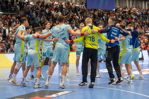 The VfL Gummersbach team celebrates the victory against BHC Bergischer HC vs VfL Gummersbach, Handball, DAIKIN HBL, Matchday 27, Season 2025 2026, 02 04 2026 Bergischer HC vs VfL Gummersbach, Handball, DAIKIN HBL, Matchday 27, Season 2025 2026, 02 04 2026 Duesseldorf Copyright: xEibner-Pressefoto ThomasxHaeslerx EP_THR