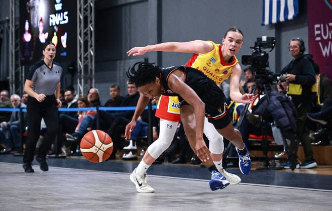 Athinaikos Qualco v CIMSA CBK Mersin - FIBA EuroCup Women Finals ATHENS, GREECE - APRIL 2: Lindsay Allen (Front) of CIMSA CBK Mersin competes for the ball against Holly Winterburn (Rear) of Athinaikos Qualco during the first leg of the FIBA EuroCup Women final at Makis Lioukas Sports Center in the Glyfada district of Athens, Greece on April 2, 2026. Serkan Avci Anadolu Athens Greece. Editorial use only. Please get in touch for any other usage.  Copyright: x2026xAnadoluxSerkanxAvcix