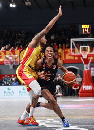 Sport Bilder des Tages Athinaikos Qualco v CIMSA CBK Mersin - FIBA EuroCup Women Finals ATHENS, GREECE - APRIL 2: Kennedy Beren Burke (2nd R) of CIMSA CBK Mersin competes for the ball against Pinelopi Pavlopoulou (R) of Athinaikos Qualco during the first leg of the FIBA EuroCup Women final at Makis Lioukas Sports Center in the Glyfada district of Athens, Greece on April 2, 2026. Serkan Avci Anadolu Athens Greece. Editorial use only. Please get in touch for any other usage.  Copyright: x2026xAnadoluxSerkanxAvcix