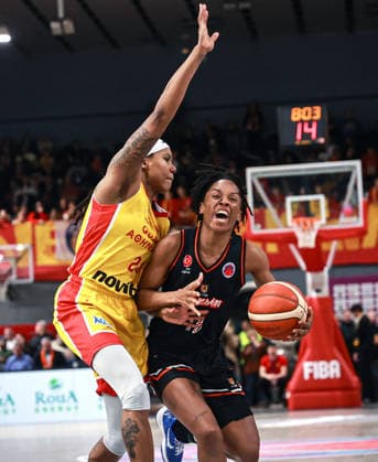 Athinaikos Qualco v CIMSA CBK Mersin - FIBA EuroCup Women Finals ATHENS, GREECE - APRIL 2: Lindsay Allen (R) of CIMSA CBK Mersin competes for the ball against Robyn Parks (L) of Athinaikos Qualco during the first leg of the FIBA EuroCup Women final at Makis Lioukas Sports Center in the Glyfada district of Athens, Greece on April 2, 2026. Serkan Avci Anadolu Athens Greece. Editorial use only. Please get in touch for any other usage.  Copyright: x2026xAnadoluxSerkanxAvcix