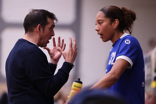 Sport Bilder des Tages 02.04.2026, Basketball, Frauen, Saison 2025 2026, Toyota Damen Basketball Bundesliga, Playoffs, Saarlouis Royals - Basketball-Club Marburg e.V., Trainer Jose Araujo (Basketball-Club Marburg e.V.), Lia Kentzler (Basketball-Club Marburg e.V.) Saarlouis Stadtgartenhalle Saarland Deutschland (DEU) *** 02 04 2026, Basketball, Women, Season 2025 2026, Toyota Womens Basketball Bundesliga, Playoffs, Saarlouis Royals Basketball Club Marburg e V , Coach Jose Araujo Basketball Club Marburg e V , Lia Kentzler Basketball Club Marburg e V Saarlouis Stadtgartenhalle Saarland Germany DEU Copyright: xSebastianxBachx