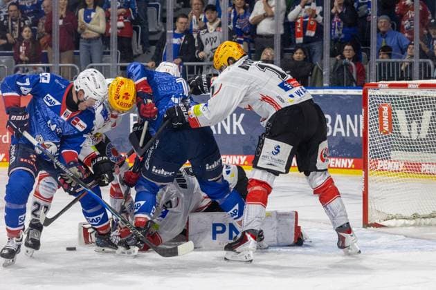 Sport Bilder des Tages DEL, Deutsche Eishockey Liga Saison 2025 26, Playoff-Viertelfinale, Spiel 5: Adler Mannheim gegen Fischtown Pinguins Bremerhaven***Viel Verkehr vor dem Tor von Leon Hungerecker *** DEL, German Ice Hockey League Season 2025 26, Playoff Quarterfinals, Game 5 Adler Mannheim vs Fischtown Pinguins BremerhavenLots of traffic in front of Leon Hungereckers goal Copyright: xUdoxHerrmannx