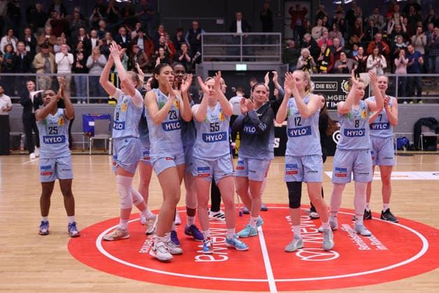 02 04 2026, Basketball, Women, Season 2025 2026, Toyota Womens Basketball Bundesliga, Playoffs, Saarlouis Royals Basketball Club Marburg e V , The Saarlouis Royals team celebrates victory Saarlouis Stadtgartenhalle Saarland Germany DEU Copyright: xSebastianxBachx