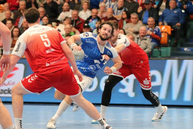 02 04 2026 Handball Men 2025 2026 2 Handball Bundesliga 26 Matchday Dessau Roßlauer HV 06 TUSEM Essen Anhalt Arena Dessau Jakub Powarzynski Dessau, 14, blue cannot be stopped by Maximilian Hejny Essen, 64, red Dessau Roßlau Saxony Anhalt Germany