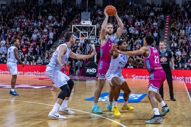 Melvin Jostmann Telekom Baskets Bonn, 12 with Joel Sadu Aminu Telekom Baskets Bonn, 21 vs DJ Damariae Horne MLP Academics Heidelberg, 00 , Paul Zipser MLP Academics Heidelberg, 09 , DJ Damariae Horne MLP Academics Heidelberg, 00 Telekom Baskets Bonn vs MLP Academics Heidelberg, Basketball, easy Credit BBL, 27 Matchday, 2025 2026, 02 04 2026 Telekom Baskets Bonn vs MLP Academics Heidelberg, Basketball, easy Credit BBL, 27 Matchday, 2025 2026, 02 04 2026 Bonn Copyright: xEibner-Pressefoto GerhardxWingenderx EP_GWR