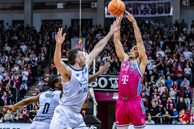 Joel Sadu Aminu Telekom Baskets Bonn, 21 on one of his baskets against Paul Zipser MLP Academics Heidelberg, 09 Telekom Baskets Bonn vs MLP Academics Heidelberg, Basketball, easy Credit BBL, 27 Matchday, 2025 2026, 02 04 2026 Telekom Baskets Bonn vs MLP Academics Heidelberg, Basketball, easy Credit BBL, 27 Matchday, 2025 2026, 02 04 2026 Bonn Copyright: xEibner-Pressefoto GerhardxWingenderx EP_GWR