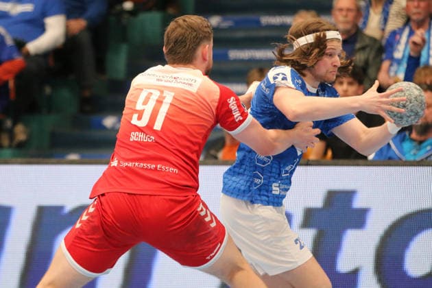 02 04 2026 Handball Men 2025 2026 2 Handball Bundesliga 26 Matchday Dessau Roßlauer HV 06 TUSEM Essen Anhalt Arena Dessau Mika Schüler Dessau, 23, blue is held by Alexander Schoss Essen, 91, red Dessau Roßlau Sachsen Anhalt Germany