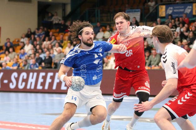 02 04 2026 Handball Men 2025 2026 2 Handball Bundesliga 26 Matchday Dessau Roßlauer HV 06 TUSEM Essen Anhalt Arena Dessau Jakub Powarzynski Dessau, 14, blue prevails against Tom Wolf Essen, 26, red Dessau Roßlau Saxony Anhalt Germany
