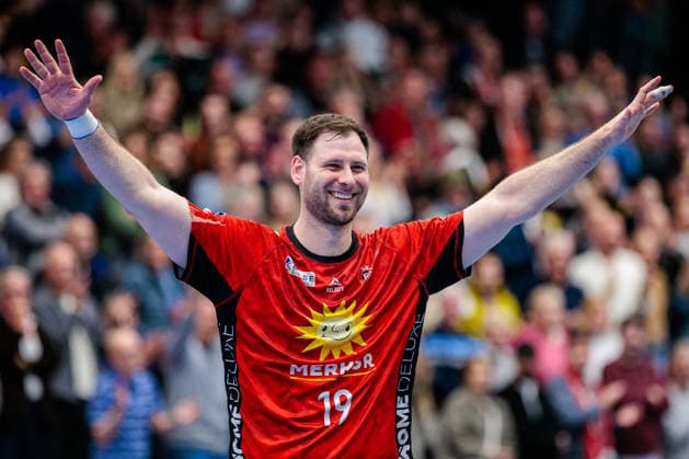 Yannick Draeger TuS N Luebbecke, 19 in victory celebration after 28 26 victory GER, TuS N Luebbecke vs HSC 2000 Coburg, Handball, 2 Bundesliga, Matchday 26, Season 2025 2026, 02 04 2026 GER, TuS N Luebbecke vs HSC 2000 Coburg, Handball, 2 Bundesliga, Matchday 26, Season 2025 2026, 02 04 2026 Luebbecke Copyright: xEibner-Pressefoto JanxRollingerx EP_JSK