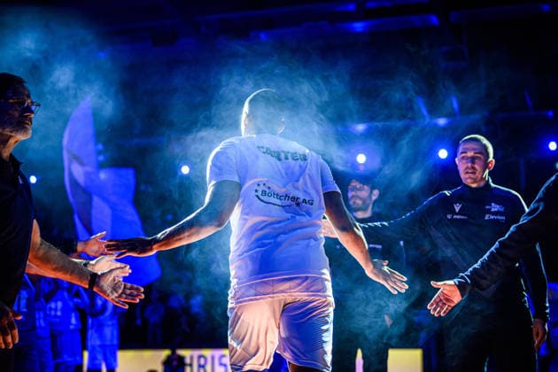 Sport Bilder des Tages easycredit BBL Basketball Bundesliga 2025 2026 27. Spieltag 02.04.2026 Science City Jena vs SKYLINERS Frankfurt Chris Carter (Jena) läuft aufs Spielfeld, Atmosphäre Sparkassen Arena *** easycredit BBL Basketball Bundesliga 2025 2026 27 Matchday 02 04 2026 Science City Jena vs SKYLINERS Frankfurt Chris Carter Jena runs onto the pitch, atmosphere Sparkassen Arena