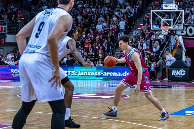 Grayson Murphy Telekom Baskets Bonn, 07 vs Osun Osunniyi MLP Academics Heidelberg, 12 Telekom Baskets Bonn vs MLP Academics Heidelberg, Basketball, easy Credit BBL, Matchday 27, 2025 2026, 02 04 2026 Telekom Baskets Bonn vs MLP Academics Heidelberg, Basketball, easy Credit BBL, Matchday 27, 2025 2026, 02 04 2026 Bonn Copyright: xEibner-Pressefoto GerhardxWingenderx EP_GWR
