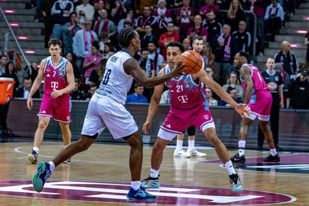 DJ Damariae Horne MLP Academics Heidelberg, 00 vs Joel Sadu Aminu Telekom Baskets Bonn, 21 Telekom Baskets Bonn vs MLP Academics Heidelberg, Basketball, easy Credit BBL, 27 Matchday, 2025 2026, 02 04 2026 Telekom Baskets Bonn vs MLP Academics Heidelberg, Basketball, easy Credit BBL, 27 Matchday, 2025 2026, 02 04 2026 Bonn Copyright: xEibner-Pressefoto GerhardxWingenderx EP_GWR