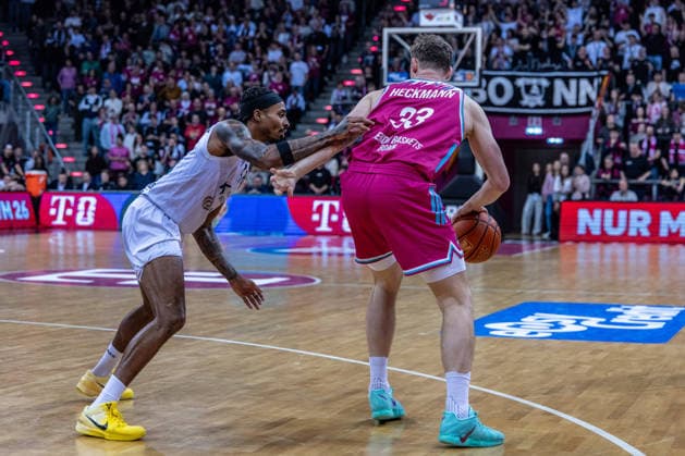 Patrick Heckmann Telekom Baskets Bonn, 33 vs Michael Weathers MLP Academics Heidelberg, 20 Telekom Baskets Bonn vs MLP Academics Heidelberg, Basketball, easy Credit BBL, 27 Matchday, 2025 2026, 02 04 2026 Telekom Baskets Bonn vs MLP Academics Heidelberg, Basketball, easy Credit BBL, 27 Matchday, 2025 2026, 02 04 2026 Bonn Copyright: xEibner-Pressefoto GerhardxWingenderx EP_GWR