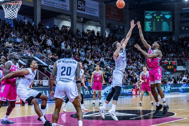 Jeff Garrett Jr Telekom Baskets Bonn, 04 vs Paul Zipser MLP Academics Heidelberg, 09 , Michael Weathers MLP Academics Heidelberg, 20 , Osun Osunniyi MLP Academics Heidelberg, 12 , Joel Sadu Aminu Telekom Baskets Bonn, 21 Grayson Murphy Telekom Baskets Bonn, 07 look at Telekom Baskets Bonn vs MLP Academics Heidelberg, Basketball, easy Credit BBL, Matchday 27, 2025 2026, 02 04 2026 Telekom Baskets Bonn vs MLP Academics Heidelberg, Basketball, easy Credit BBL, Matchday 27, 2025 2026, 02 04 2026 Bonn Copyright: xEibner-Pressefoto GerhardxWingenderx EP_GWR