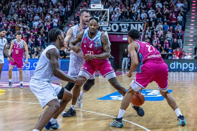 Joel Sadu Aminu Telekom Baskets Bonn, 21 , Jeff Garrett Jr Telekom Baskets Bonn, 04 vs Paul Zipser MLP Academics Heidelberg, 09 and DJ Damariae Horne MLP Academics Heidelberg, 00 Telekom Baskets Bonn vs MLP Academics Heidelberg, Basketball, easy Credit BBL, Matchday 27, 2025 2026, 02 04 2026 Telekom Baskets Bonn vs MLP Academics Heidelberg, Basketball, easy Credit BBL, Matchday 27, 2025 2026, 02 04 2026 Bonn Copyright: xEibner-Pressefoto GerhardxWingenderx EP_GWR