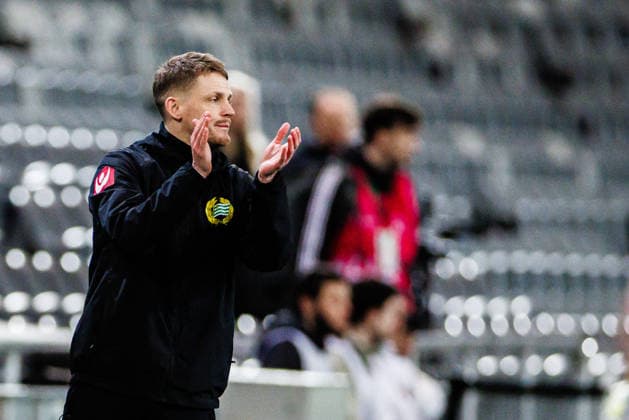 260402 coach William Strömberg during the UEFA Women s Europa Cup semifinal between Hammarby and Sparta Prague on April 2, 2026 in Stockholm Photo Kenta Jönsson BILDBYRAN COP 210 KJ0331 fotboll football soccer fotball europa cup hammarby sparta prague uefa womens europa cup semifinal dam bbeng  Copyright: KENTAxJÖNSSON BB260402KJ055