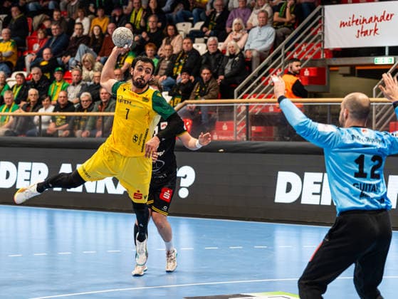 Pouya Norouzi VfL Eintracht Hagen, 07 at the goal throw against Pau Guitart Alguacil HSG Krefeld Niederrhein, 12 VfL Eintracht Hagen vs HSG Krefeld Niederrhein, Handball, 2 Bundesliga, Matchday 26, Season 2025 2026, 02 04 2026 VfL Eintracht Hagen vs HSG Krefeld Niederrhein, Handball, 2 Bundesliga, Matchday 26, Season 2025 2026, 02 04 2026 Hagen Copyright: xEibner-Pressefoto Kruczynskix EP_DKI