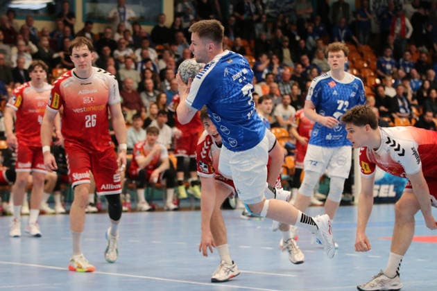 02 04 2026 Handball Men 2025 2026 2 Handball Bundesliga 26 Matchday Dessau Roßlauer HV 06 TUSEM Essen Anhalt Arena Dessau Carl Phillip Haake Dessau, 7, blue jumps off to throw Dessau Roßlau Sachsen Anhalt Germany
