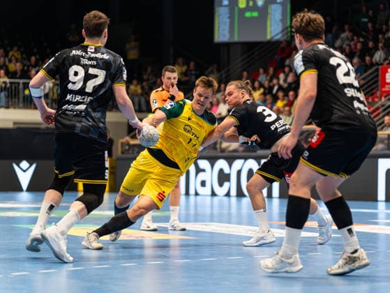Niclas Pieczkowski VfL Eintracht Hagen, 14 dribbling against Matija Mircic HSG Krefeld Niederrhein, 97 and Joern Persson HSG Krefeld Niederrhein, 34 VfL Eintracht Hagen vs HSG Krefeld Niederrhein, Handball, 2 Bundesliga, Matchday 26, Season 2025 2026, 02 04 2026 VfL Eintracht Hagen vs HSG Krefeld Niederrhein, Handball, 2 Bundesliga, Matchday 26, Season 2025 2026, 02 04 2026 Hagen Copyright: xEibner-Pressefoto Kruczynskix EP_DKI