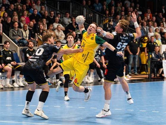 Linus Kutz VfL Eintracht Hagen, 34 at the goal throw against Lukas Siegler HSG Krefeld Niederrhein, 20 and Niklas Ingenpass HSG Krefeld Niederrhein, 55 VfL Eintracht Hagen vs HSG Krefeld Niederrhein, Handball, 2 Bundesliga, Matchday 26, Season 2025 2026, 02 04 2026 VfL Eintracht Hagen vs HSG Krefeld Niederrhein, Handball, 2 Bundesliga, Matchday 26, Season 2025 2026, 02 04 2026 Hagen Copyright: xEibner-Pressefoto Kruczynskix EP_DKI
