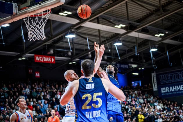 easycredit BBL Basketball Bundesliga 2025 2026 27 Matchday 02 04 2026 Science City Jena vs SKYLINERS Frankfurt v re in the duel Isaiah Swope Frankfurt vs Robin Christen Jena , foreground Jacob Knauf Frankfurt Sparkassen Arena