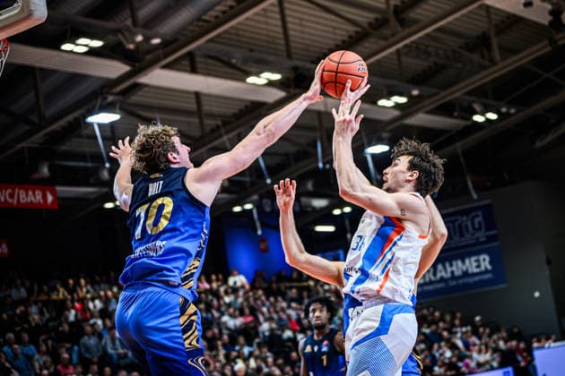 easycredit BBL Basketball Bundesliga 2025 2026 27 Matchday 02 04 2026 Science City Jena vs SKYLINERS Frankfurt v re Kristofer Krause Jena is blocked on a throw by Jacob Holt Frankfurt Sparkassen Arena