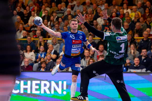 Jan Eric Speckmann Nr 45, VfL Luebeck Schwartau vs Kristian van der Merwe Nr 1, HSG Nordhorn Lingen VfL Luebeck Schwartau vs HSG Nordhorn Lingen, Handball, 2 Bundesliga, 02 04 26 Luebeck Schleswig Holstein Germany Copyright: xAgentur54GradÂ°x xFelixxKoenigx