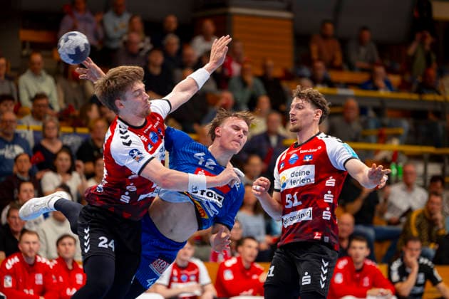 Einar Nickelsen Nr 42, VfL Luebeck Schwartau vs Elias Ruddat Nr 24, HSG Nordhorn Lingen VfL Luebeck Schwartau vs HSG Nordhorn Lingen, Handball, 2 Bundesliga, 02 04 26 Luebeck Schleswig Holstein Germany Copyright: xAgentur54GradÂ°x xFelixxKoenigx