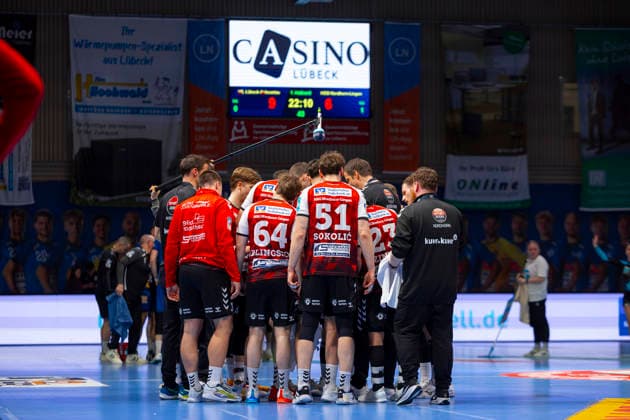 Nordhorns players at time out VfL Luebeck Schwartau vs HSG Nordhorn Lingen, Handball, 2 Bundesliga, 02 04 26 Luebeck Schleswig Holstein Germany Copyright: xAgentur54GradÂ°x xFelixxKoenigx