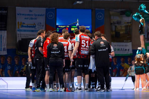 Nordhorns players at time out VfL Luebeck Schwartau vs HSG Nordhorn Lingen, Handball, 2 Bundesliga, 02 04 26 Luebeck Schleswig Holstein Germany Copyright: xAgentur54GradÂ°x xFelixxKoenigx