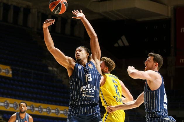 Sport Bilder des Tages Maccabi Rapyd Tel Aviv v Anadolu Efes - Euroleague BELGRADE, SERBIA - APRIL 02: Players compete during the EuroLeague Regular Season Round 35 match between Maccabi Rapyd Tel Aviv and Anadolu Efes Istanbul at Aleksandar Nikolic Hall on April 02, 2026 in Belgrade, Serbia. Filip Stevanovic Anadolu Belgrade Serbia. Editorial use only. Please get in touch for any other usage.  Copyright: x2026xAnadoluxFilipxStevanovicx