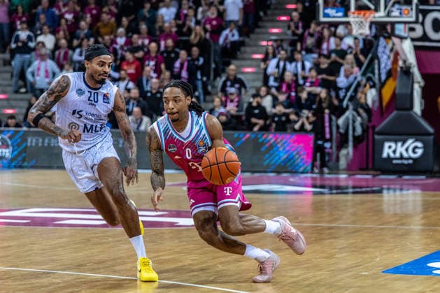 Jalen Finch Telekom Baskets Bonn, 00 vs Michael Weathers MLP Academics Heidelberg, 20 Telekom Baskets Bonn vs MLP Academics Heidelberg, Basketball, easy Credit BBL, 27 Matchday, 2025 2026, 02 04 2026 Telekom Baskets Bonn vs MLP Academics Heidelberg, Basketball, easy Credit BBL, 27 Matchday, 2025 2026, 02 04 2026 Bonn Copyright: xEibner-Pressefoto GerhardxWingenderx EP_GWR