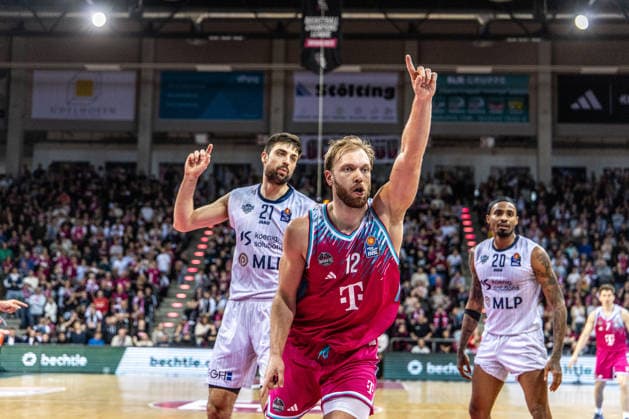 Melvin Jostmann Telekom Baskets Bonn, 12 is happy about winning the ball, Mateo Seric MLP Academics Heidelberg, 21 Telekom Baskets Bonn vs MLP Academics Heidelberg, Basketball, easy Credit BBL, Matchday 27, 2025 2026, 02 04 2026 Telekom Baskets Bonn vs MLP Academics Heidelberg, Basketball, easy Credit BBL, Matchday 27, 2025 2026, 02 04 2026 Bonn Copyright: xEibner-Pressefoto GerhardxWingenderx EP_GWR