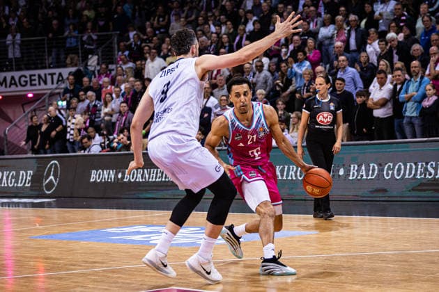 easyCredit Basketball Bundesliga Telekom Baskets Bonn MLP Academics Heidelberg 02 04 2026 Joel Aminu Telekom Baskets Bonn 21 vs Paul Zipser MLP ACADEMICS HEIDELBERG 9 easyCredit Basketball Bundesliga Telekom Baskets Bonn MLP Academics Heidelberg 02 04 2026, Telekom Dome Bonn Copyright: xBEAUTIFULxSPORTS Derixx