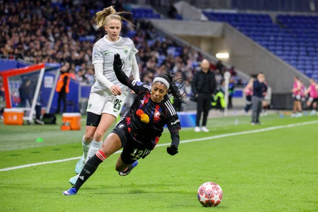 Lyon, France 02 April 2026 UEFA Women™s Champions League quarter-final second leg OL Lyonnes vs VfL Wolfsburg Women In the picture from left in the duel Vivien Endemann VfL and Ashley Lawrence OL Lyonnes Copyright: HMBxMedia MadeleinexFantini