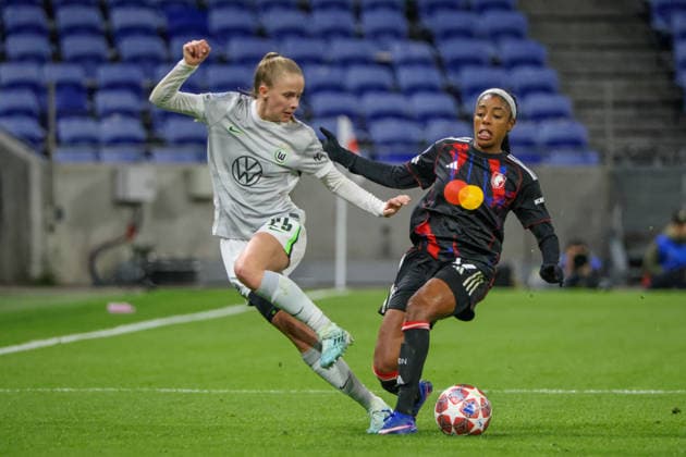 Lyon, France 02 April 2026 UEFA Women™s Champions League quarter-final second leg OL Lyonnes vs VfL Wolfsburg Women In the picture from left in the duel Vivien Endemann VfL and Ashley Lawrence OL Lyonnes Copyright: HMBxMedia MadeleinexFantini