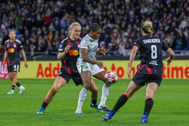 Lyon, France 02 April 2026 UEFA Women™s Champions League quarter-final second leg OL Lyonnes vs VfL Wolfsburg Women In the picture from left in the duel Lindsey Heaps OL Lyonnes , Lineth Beerensteyn VfL and Korbin Shrader OL Lyonnes Copyright: HMBxMedia MadeleinexFantini