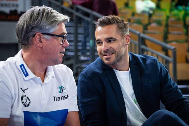 02 04 2026, xovx, Handball Daikin Handball Bundesliga, HSG Wetzlar TVB Stuttgart v l Coach Runar Sigtryggsson HSG Wetzlar , Sports Director Michael Allendorf HSG Wetzlar Wetzlar Buderus Arena Hessen Germany EN
