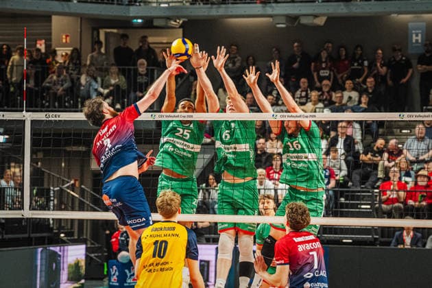Volleyball Herren CEV Cup 2026 Halbfinale SVG Lüneburg vs. VC Greenyard MAASEIK 02.04.2026 Jesse Elser ( 3 SVG Lüneburg) gegen den Block von Eliot De Vleeschhauwer ( 25 Greenyard Maaseik), Joppe Wolters ( 6 Greenyard Maaseik) und Matous Drahonovsky ( 16 Greenyard Maaseik) *** Volleyball Mens CEV Cup 2026 semi-final SVG Lüneburg vs VC Greenyard MAASEIK 02 04 2026 Jesse Elser 3 SVG Lüneburg against the block of Eliot De Vleeschhauwer 25 Greenyard Maaseik , Joppe Wolters 6 Greenyard Maaseik and Matous Drahonovsky 16 Greenyard Maaseik