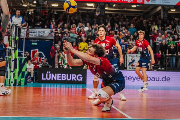 Volleyball Mens CEV Cup 2026 semi-final SVG Lüneburg vs VC Greenyard MAASEIK 02 04 2026 Santeri Välimaa 12 SVG Lüneburg saves the ball